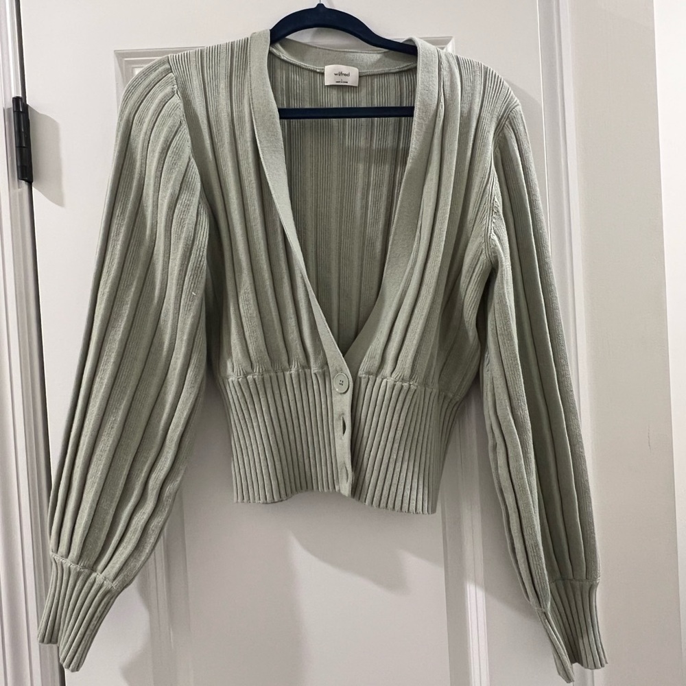 Aritzia Wilfred
PLUNGE FRONT CARDIGA